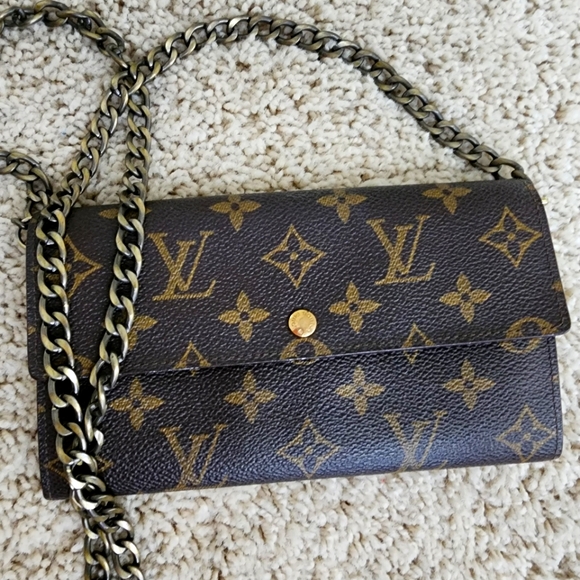 Luis Vuitton Sara Wallet - Picture 1 of 16